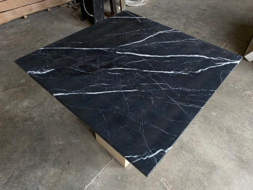 Mesa mármol Marquina .80 x 0.80